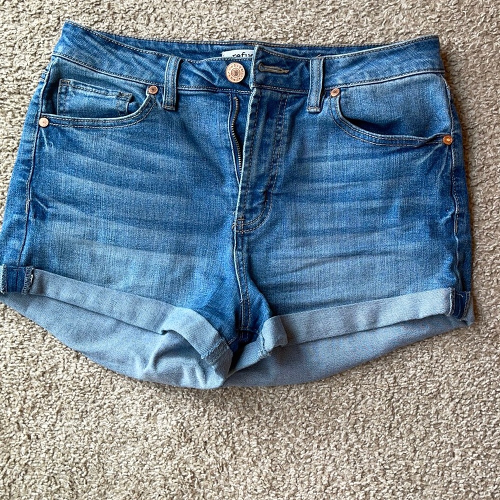 Refuge size 6 Jean shorts.